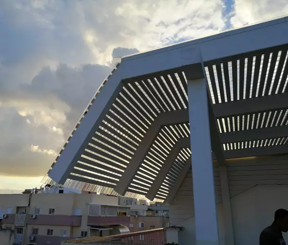 בניית פרגולת עץ במרפסת